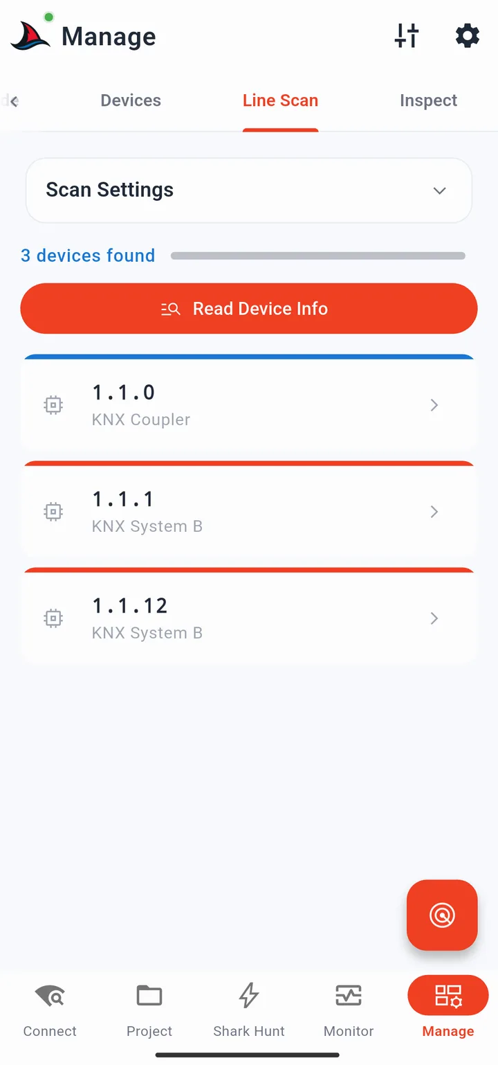 Scheda Line Scan che mostra le schede dei dispositivi rilevati con bordi codificati per colore e il pulsante Read Device Info
