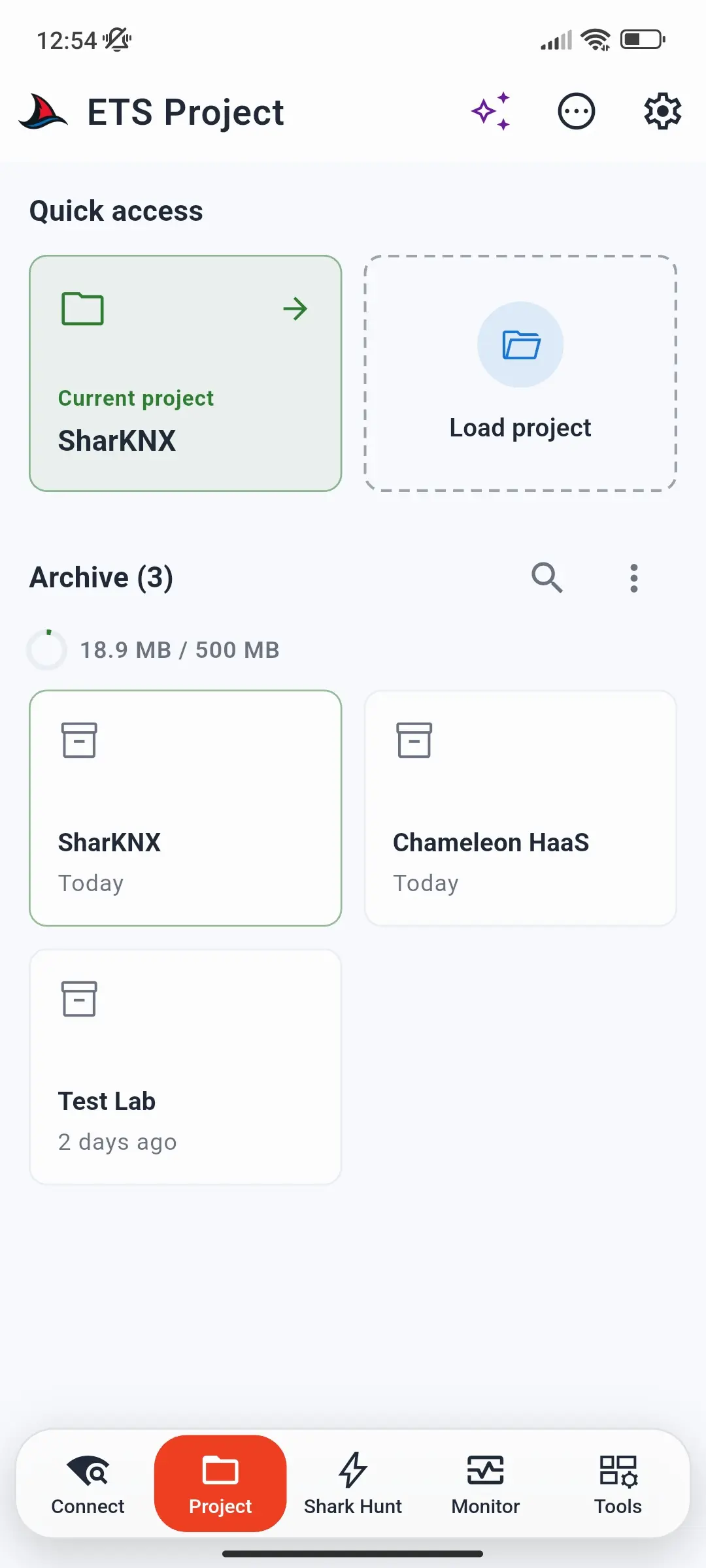 Dashboard del progetto con il progetto corrente, il riquadro Carica progetto e tre progetti archiviati