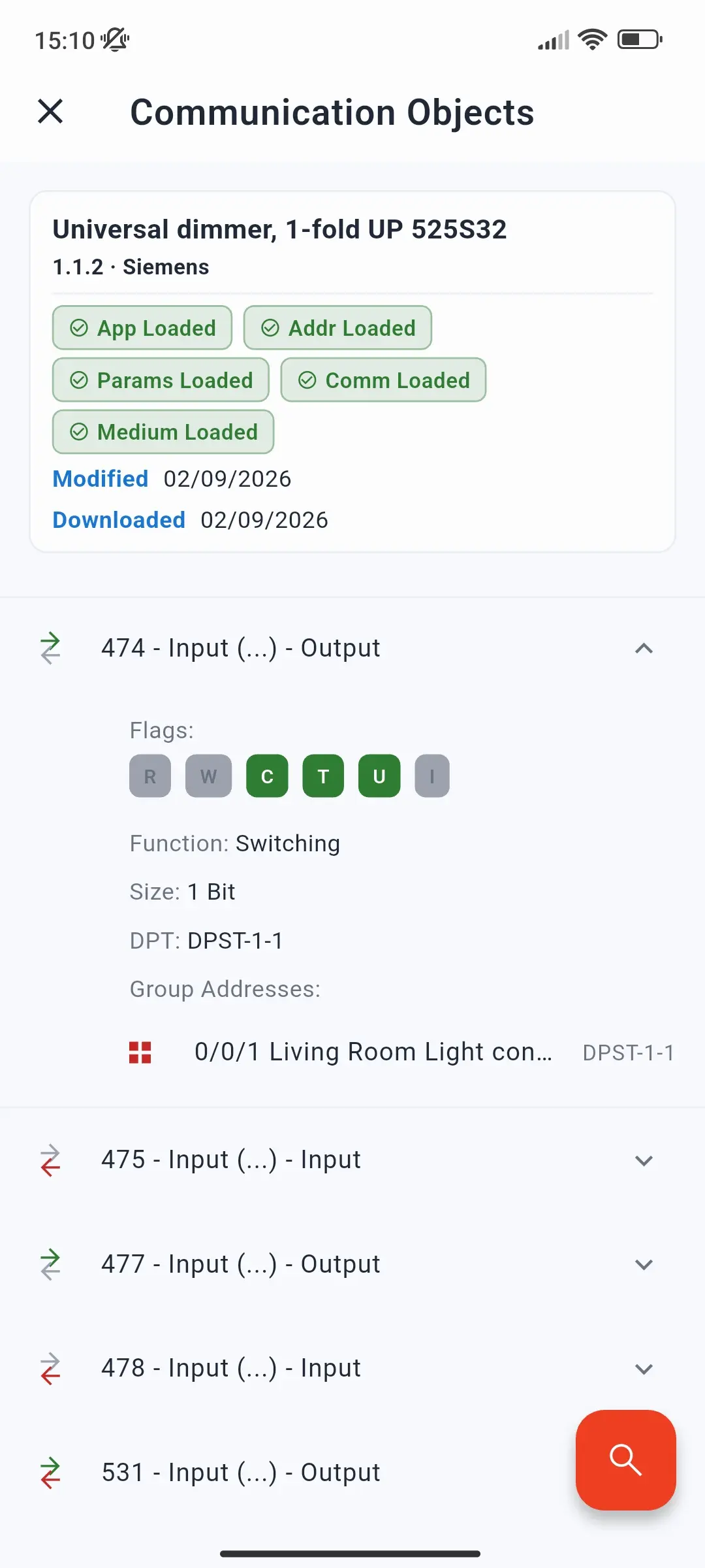 Seite Kommunikationsobjekte für einen Dimmer mit einem ausgeklappten Objekt und dessen Flags, Funktion, Größe, Datenpunkttyp und Gruppenadresse